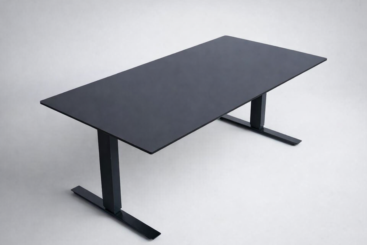 Skrivebord i sort linoleum